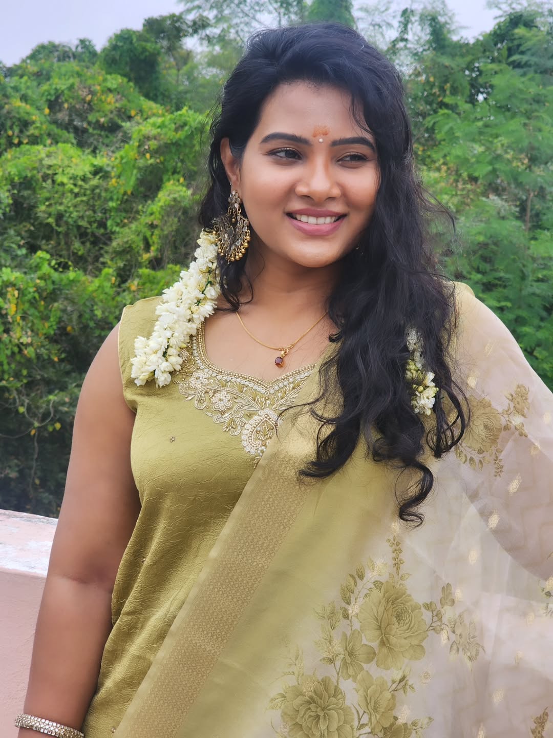 Dhivya Duraisamy stuns with jasmine and golden grace