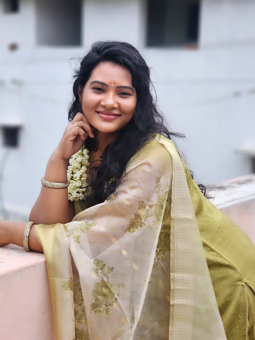 Dhivya Duraisamy glows in timeless traditional elegance