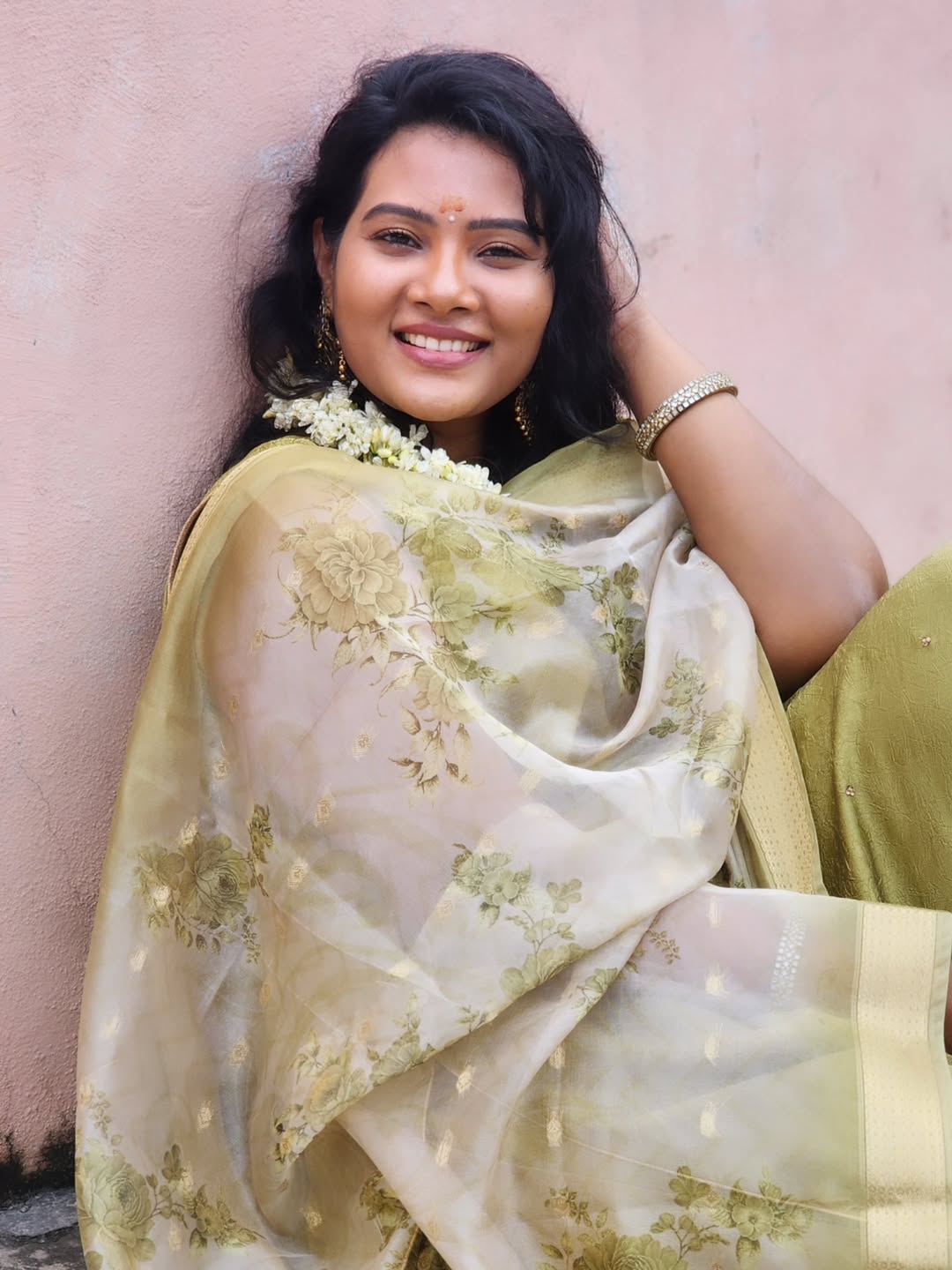 Dhivya Duraisamy flaunts graceful look with modern sparkle