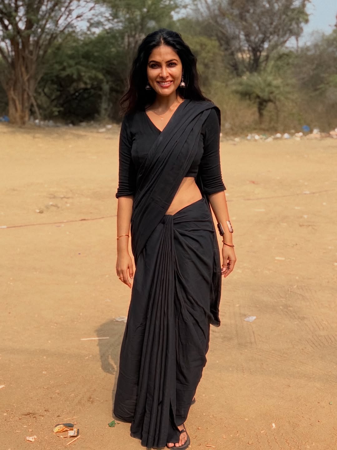 Divi Vadthya dazzles in timeless black saree