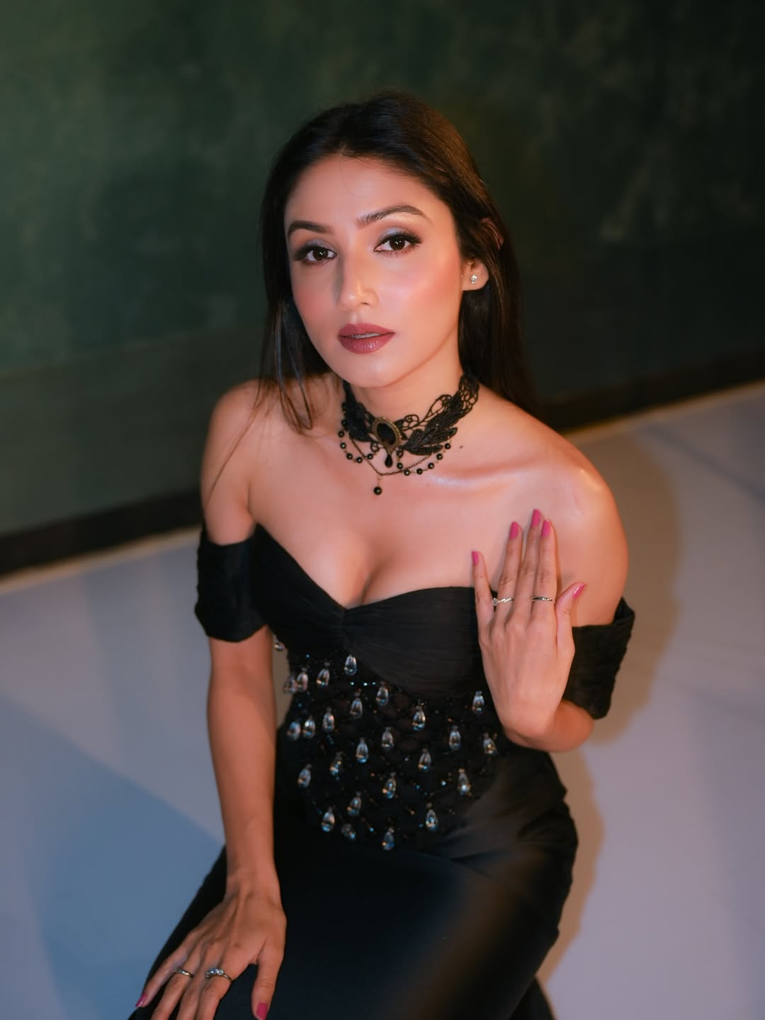 Donal Bisht mesmerizing in dramatic black elegant look