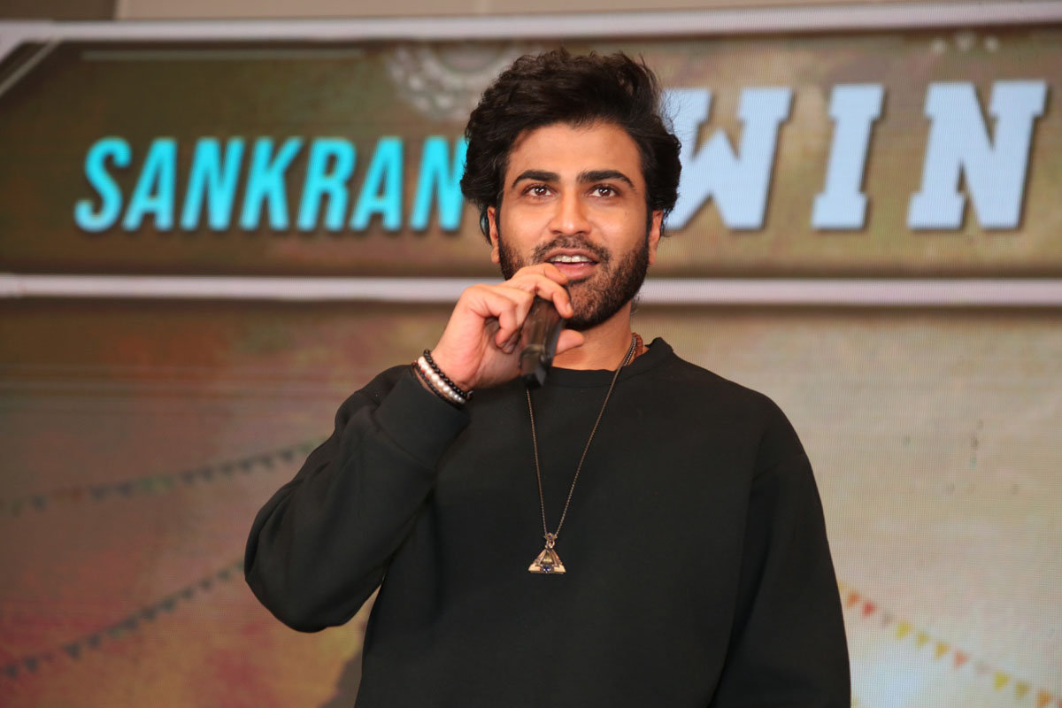 Sharwanand delivering speech at success meet