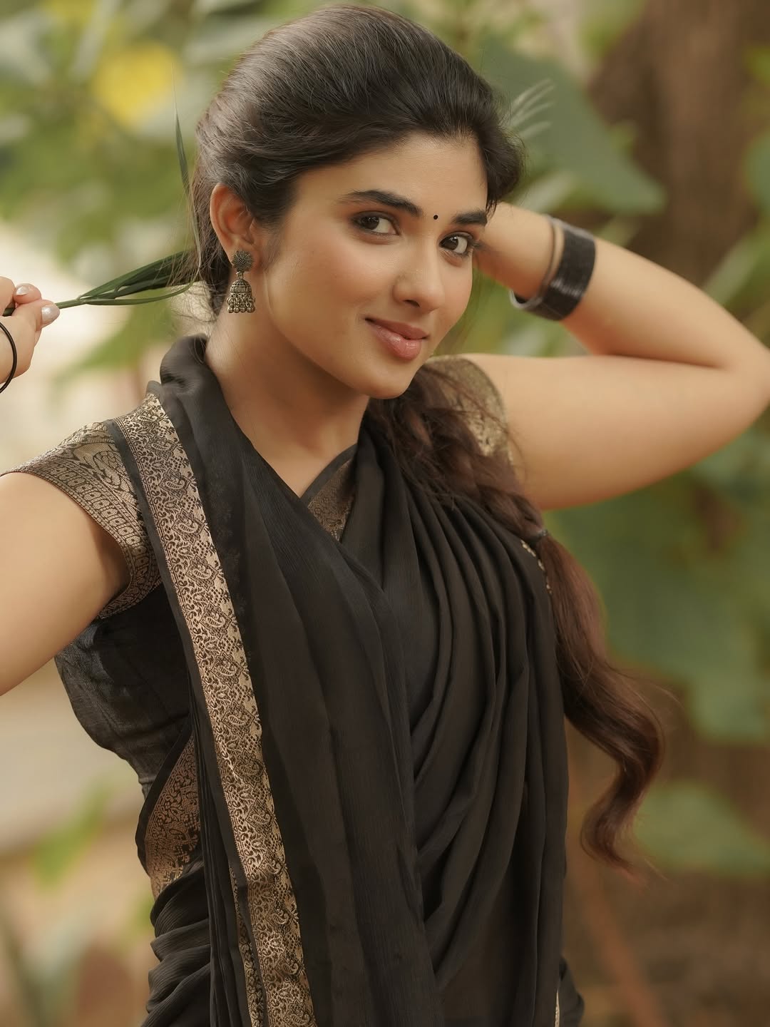 Pragya Nagra slaying bold look in black saree