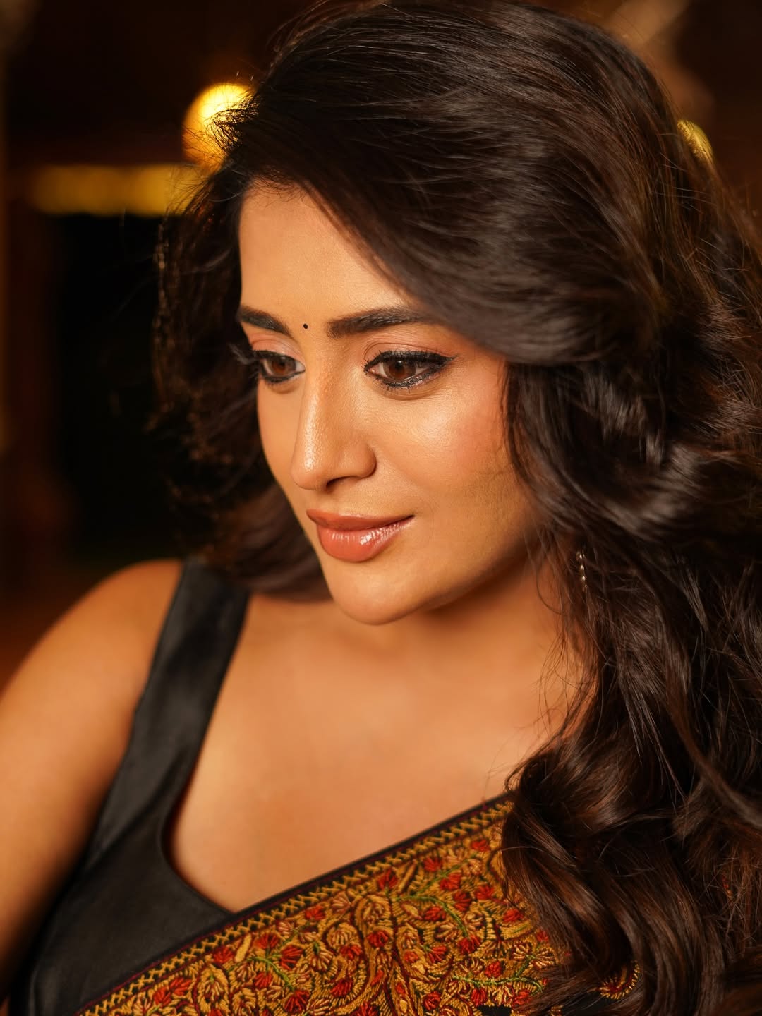 Rashi Singh radiates charm in elegant black ensemble