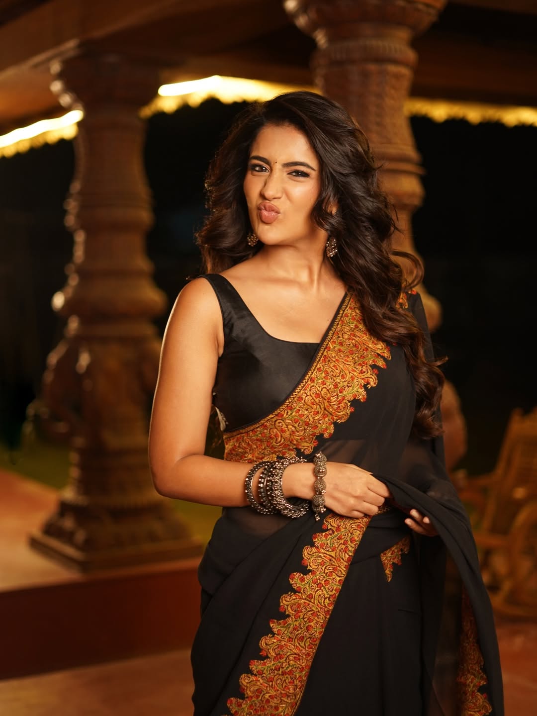 Rashi Singh flaunts playful elegance in black gold saree