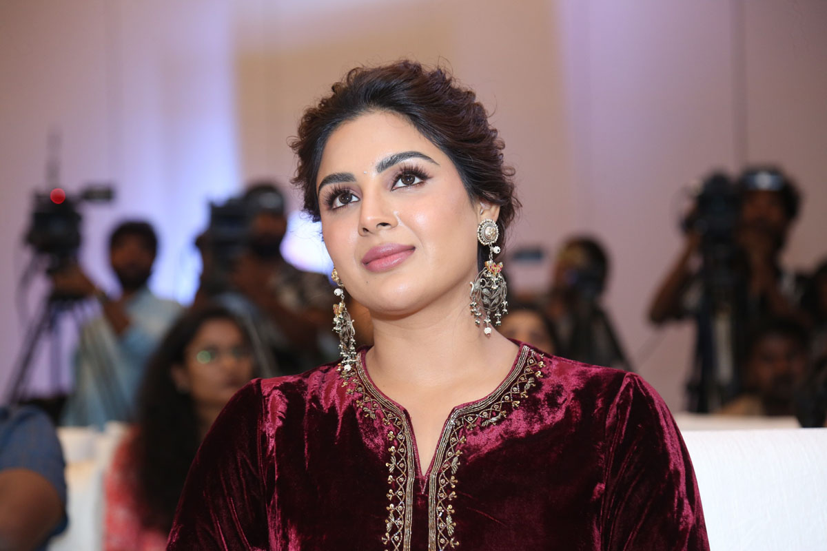 Samyuktha Menon radiates sophistication with statement earrings