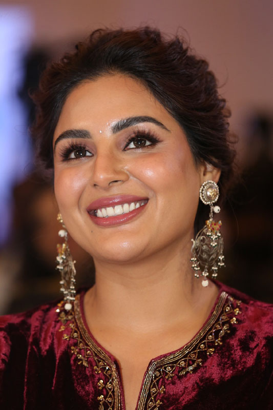 Samyuktha Menon lights up room with radiant elegance