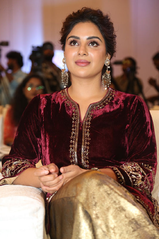 Samyuktha Menon steals spotlight in velvet and sparkle