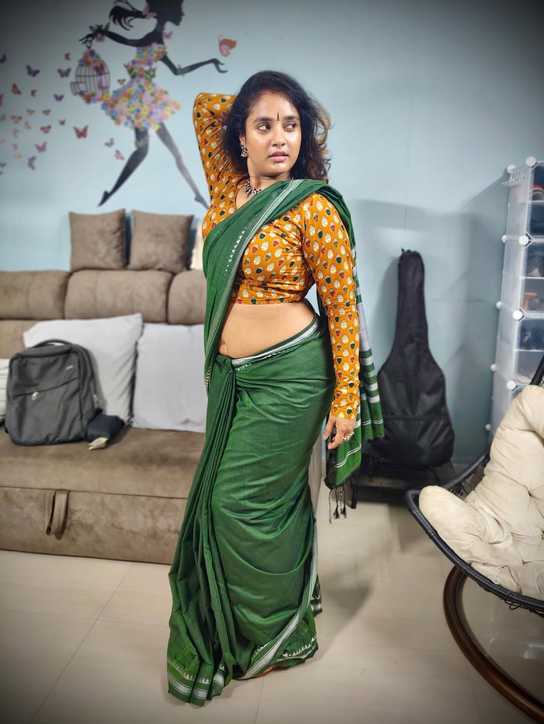 Soumya stuns in saree with bold traditional elegance