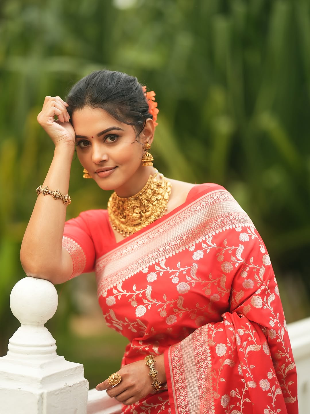 Swathishta Krishnan flaunts regal traditional elegance