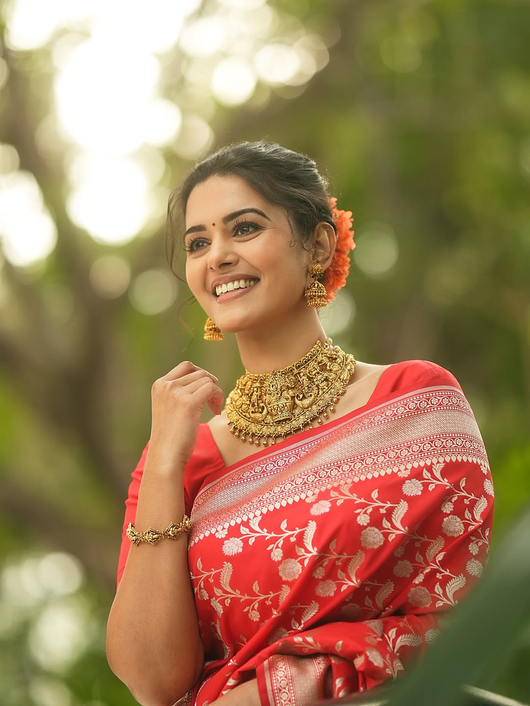 Swathishta Krishnan shines in elegant traditional jewelry