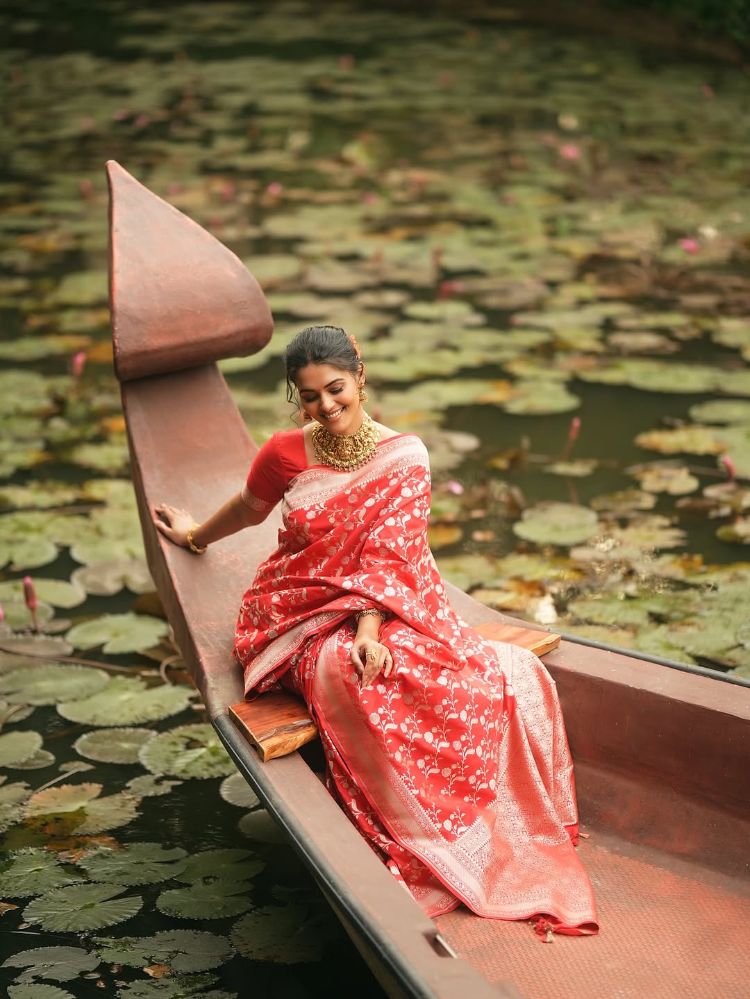 Swathishta Krishnan glows in graceful traditional attire