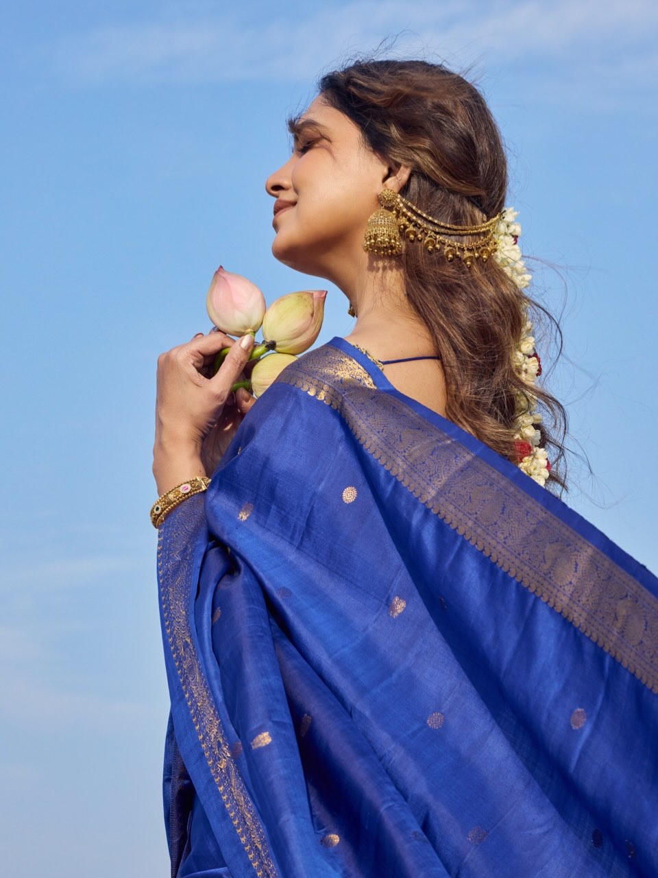 Vani Bhojan radiates grace in traditional blue saree
