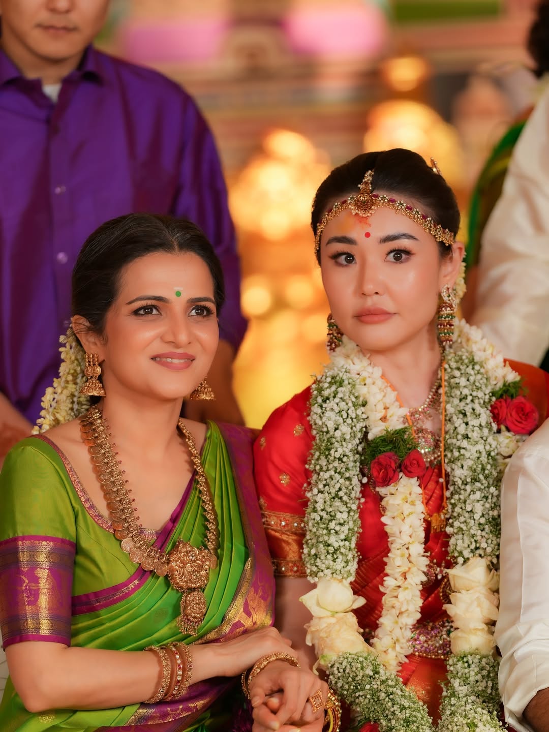 VJ Come Tamil Cinema Actress DD Dhivyadharshini Emotional Photos At Her Brother Wedding