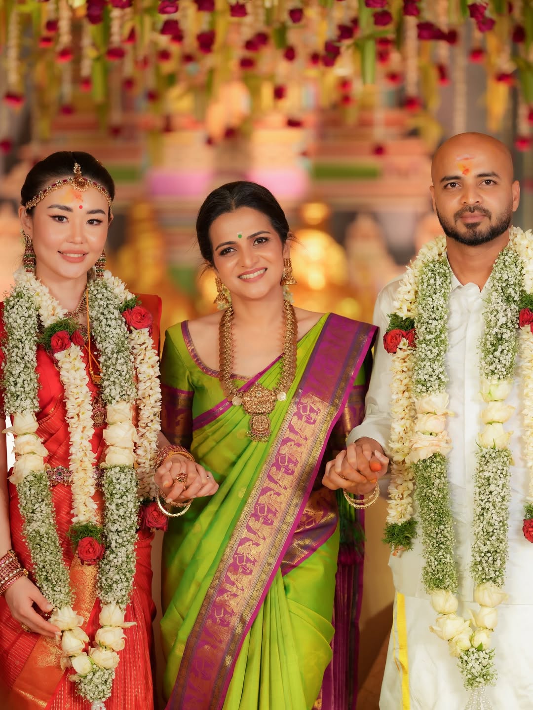 VJ Come Tamil Cinema Actress DD Dhivyadharshini Emotional Photos At Her Brother Wedding