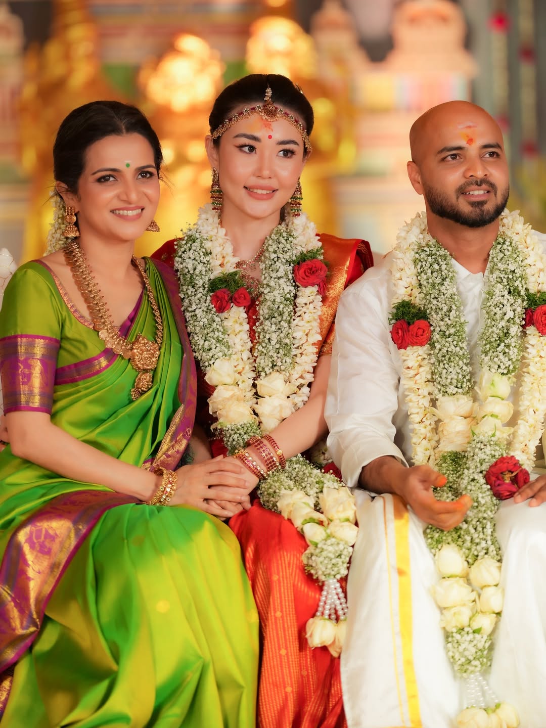 VJ Come Tamil Cinema Actress DD Dhivyadharshini Emotional Photos At Her Brother Wedding