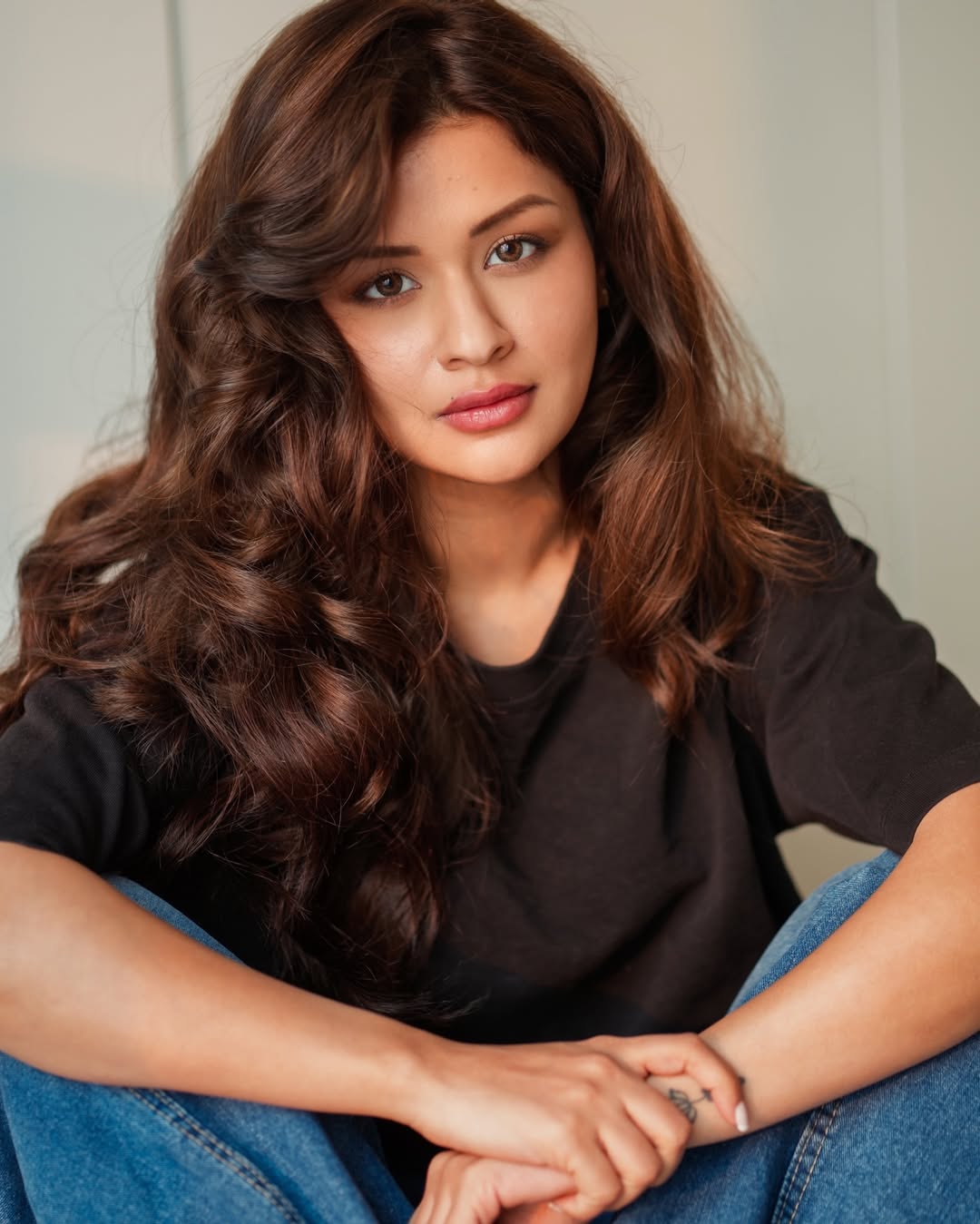 Avneet Kaur stylish curls with casual outfit