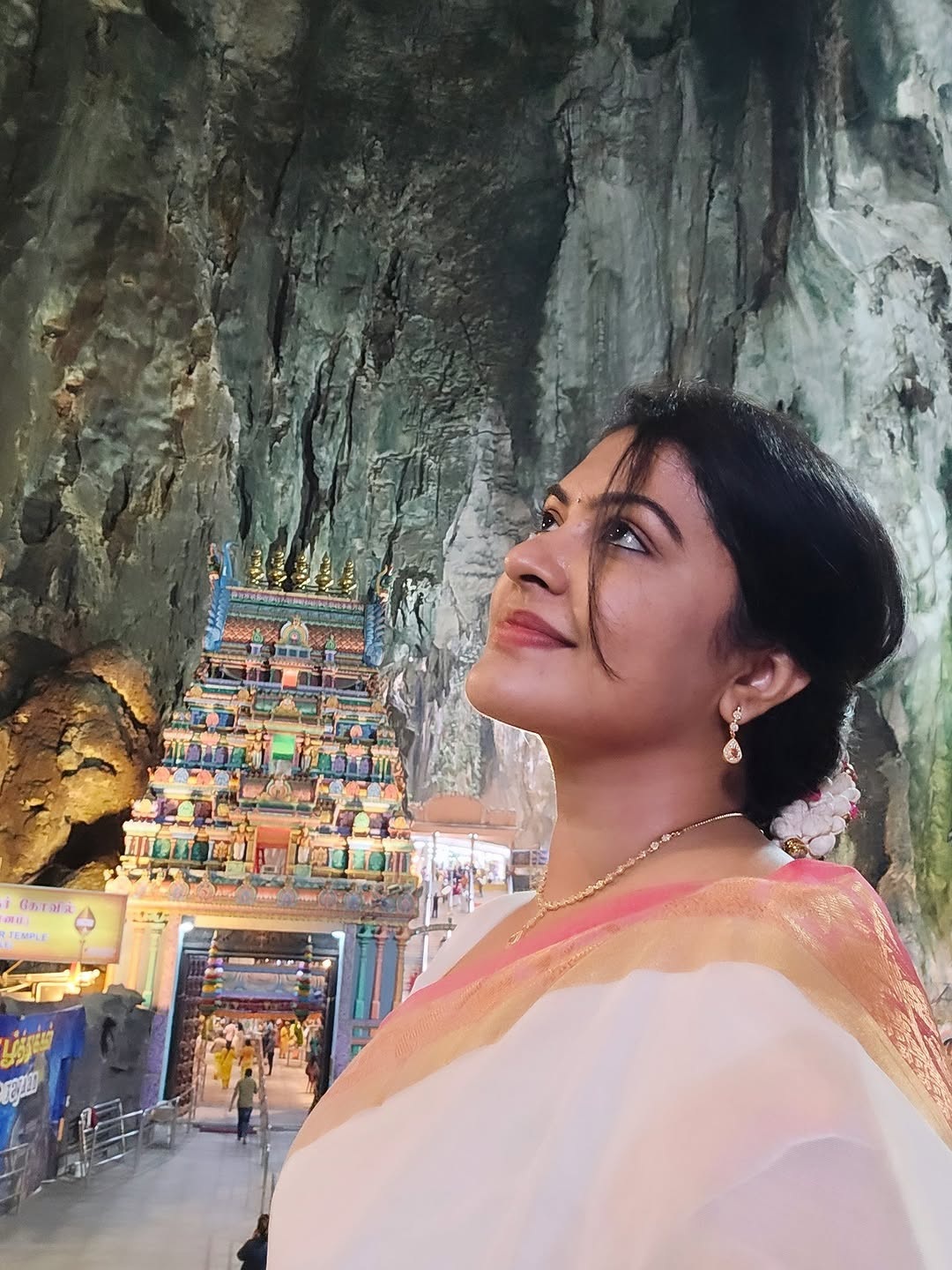 Bigg Boss Fame Rachitha Mahalakshmi’s Thaipoosam Temple Visit in Malaysia Trends Online