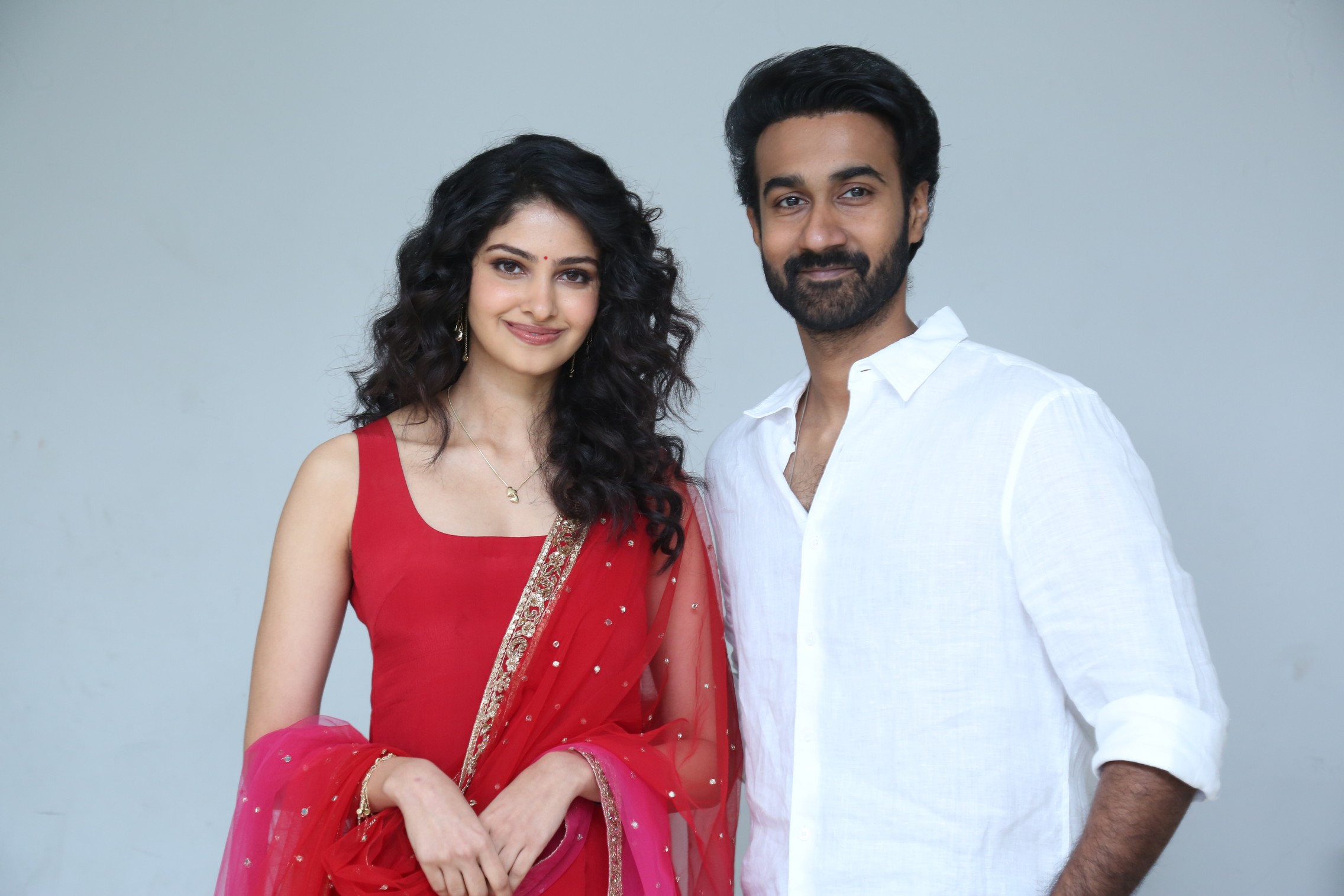 Manasa Varanasi and Santosh Soban posing together