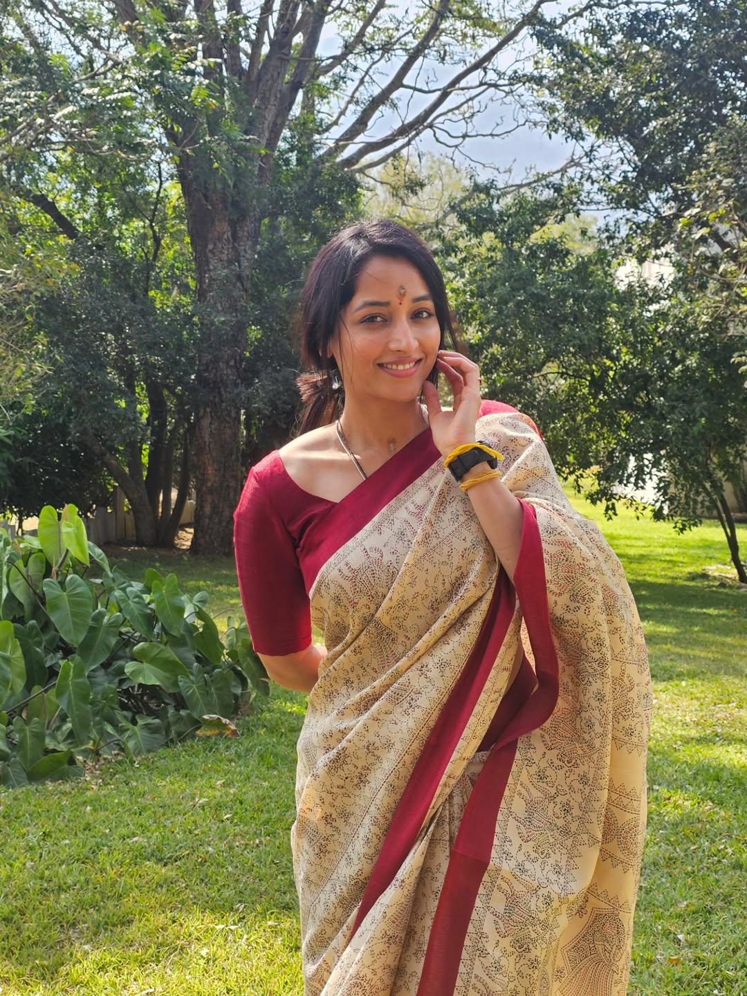 Drowning in Grace: Srinidhi Shetty Proves 'Homely is the New Hot' in Latest Clicks