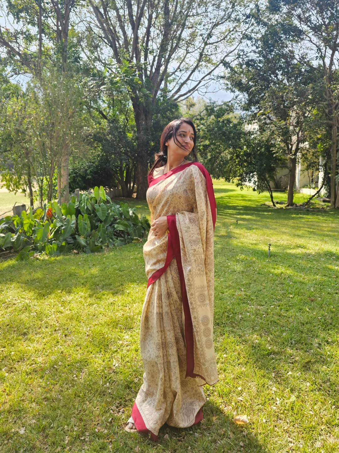 Drowning in Grace: Srinidhi Shetty Proves 'Homely is the New Hot' in Latest Clicks