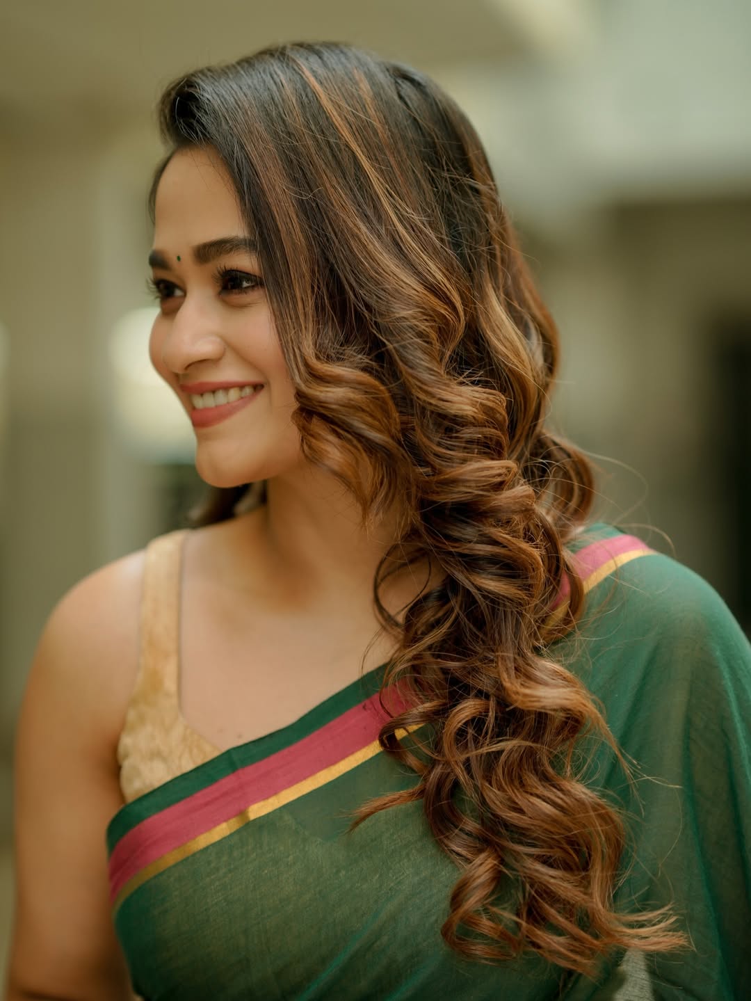 Kaavya Arivumani smiling in elegant saree look
