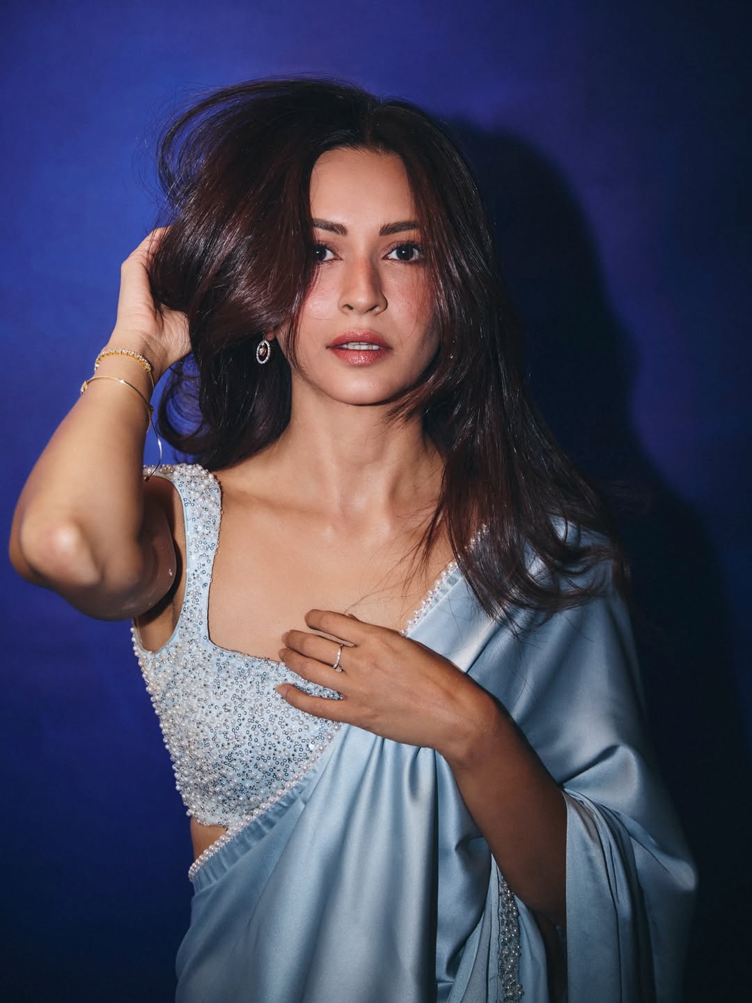 Kriti Kharbanda minimal jewelry ethnic style