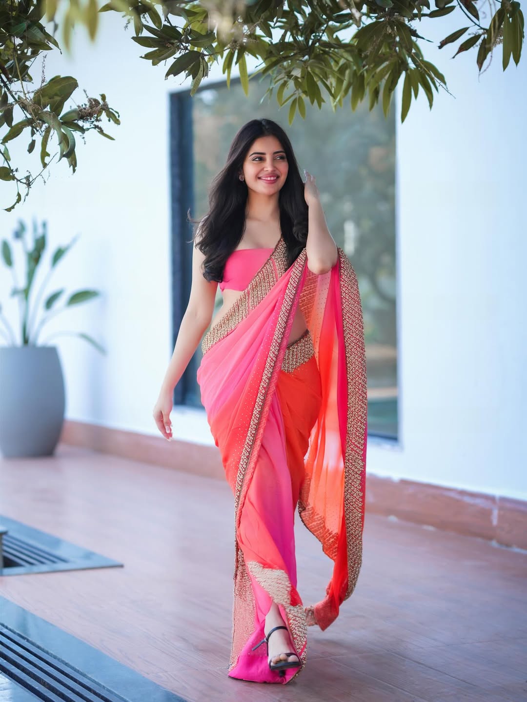 Kushitha Kallapu dazzling pink gold saree style