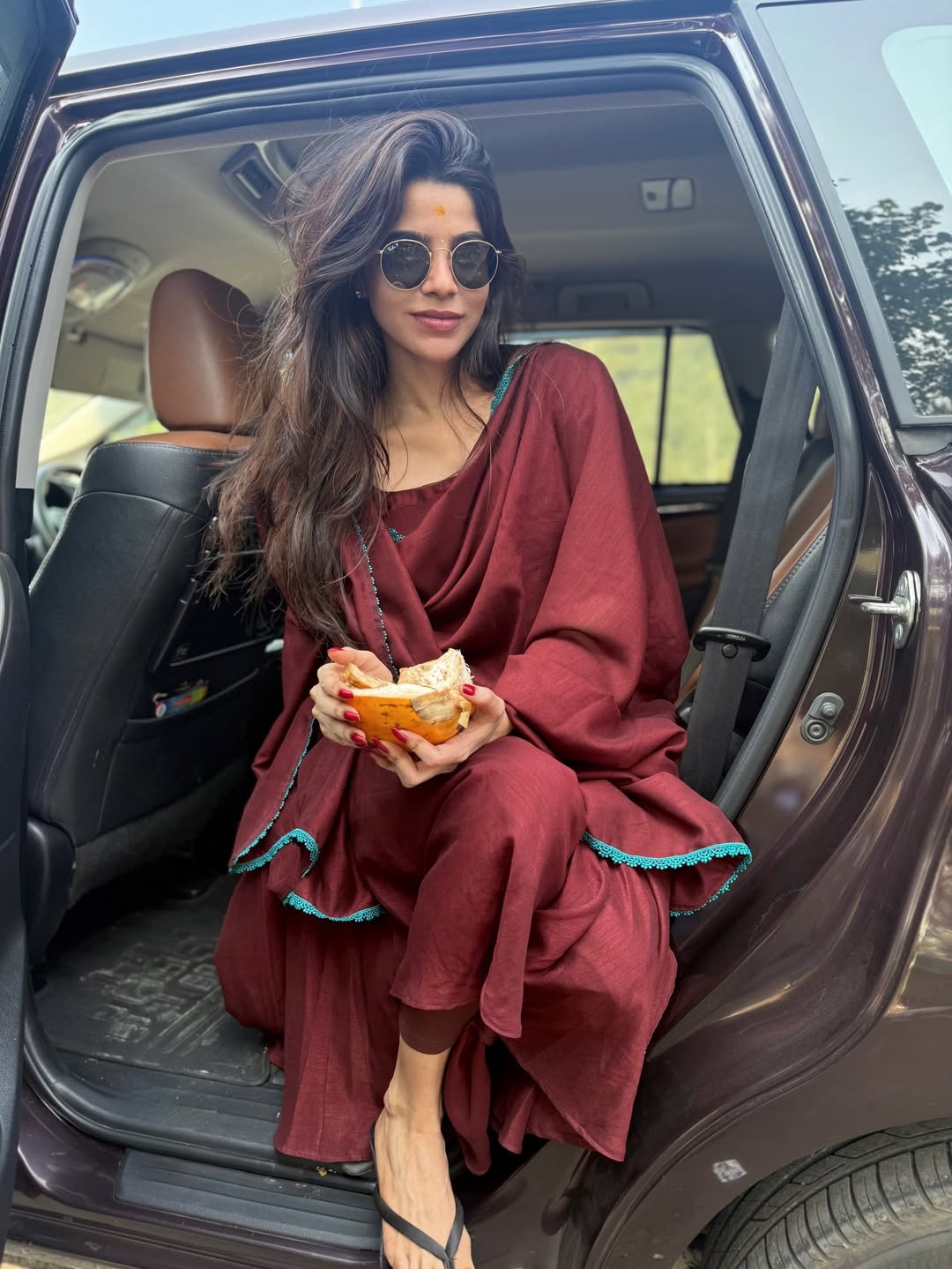 MahaShivaratri 2026: From Glamour Queen to Homely Beauty – Divya Bharathi’s Stunning Transformation at Tiruvannamalai