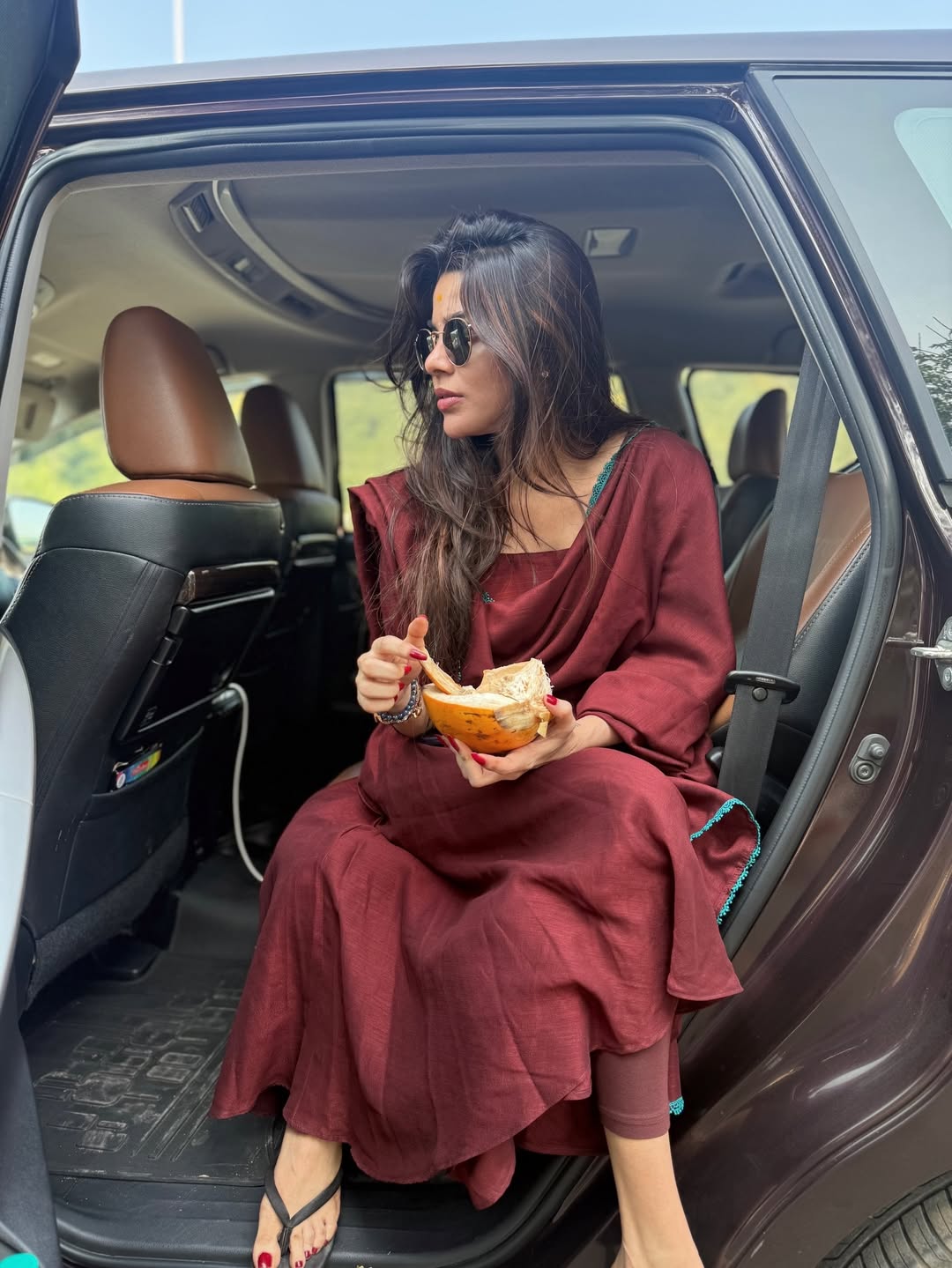 MahaShivaratri 2026: From Glamour Queen to Homely Beauty – Divya Bharathi’s Stunning Transformation at Tiruvannamalai