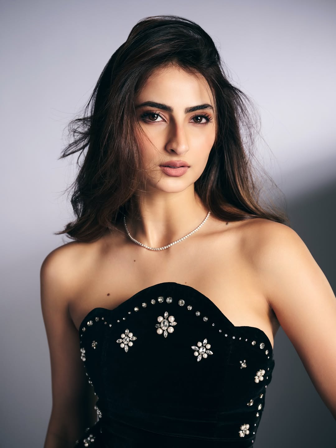 A Look That Balances Strength And Softness