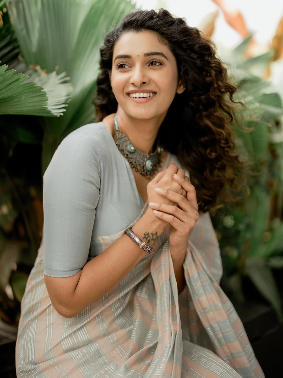 Priya gorgeous curls traditional jewelry look