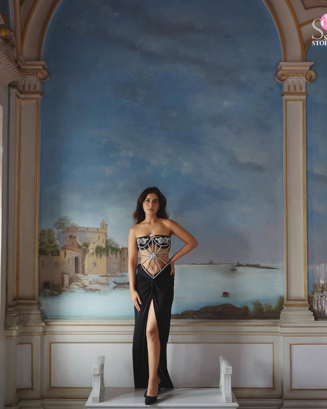 Raashii Khanna’s Bold Latest Glamorous Photoshoot Goes Viral