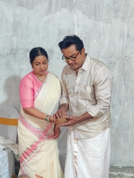 Radikaa Sarathkumar Celebrates Them 25th Wedding Anniversary Romantic Photos