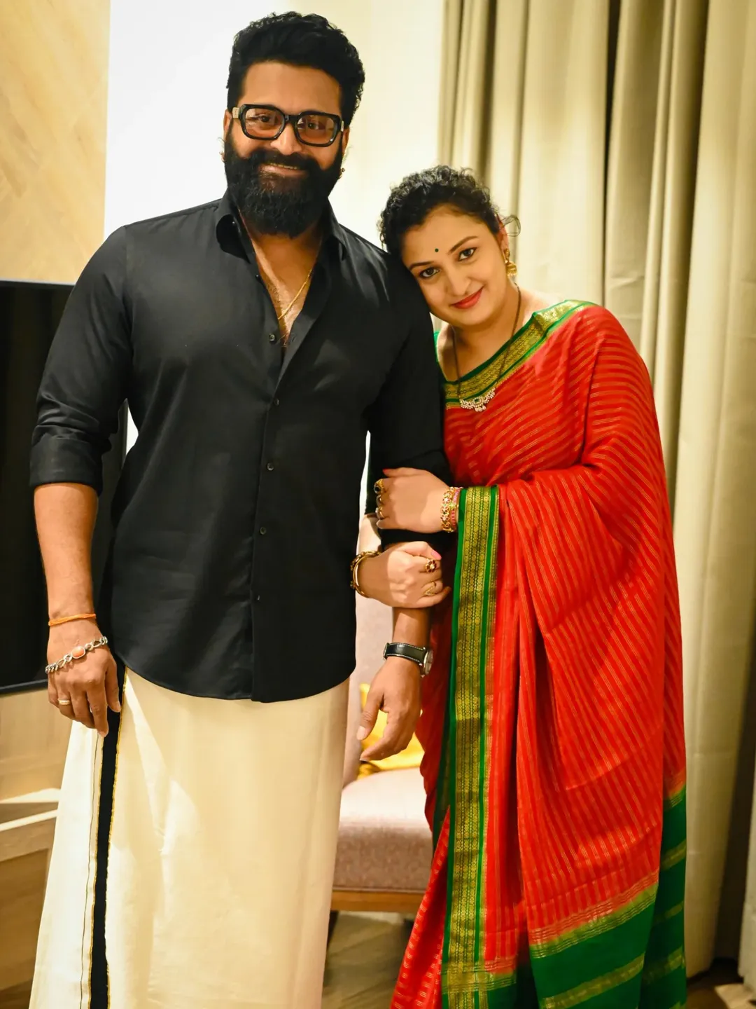 Rishab Shetty’s Anniversary Special: Heartwarming Pictures of the Kantara Actor Romancing His Wife Go Viral