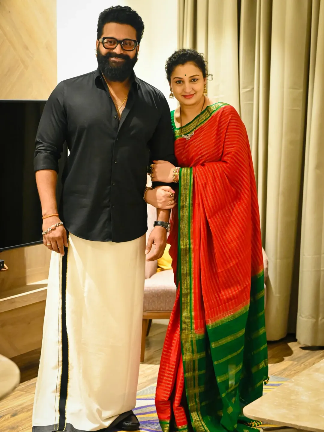 Rishab Shetty’s Anniversary Special: Heartwarming Pictures of the Kantara Actor Romancing His Wife Go Viral