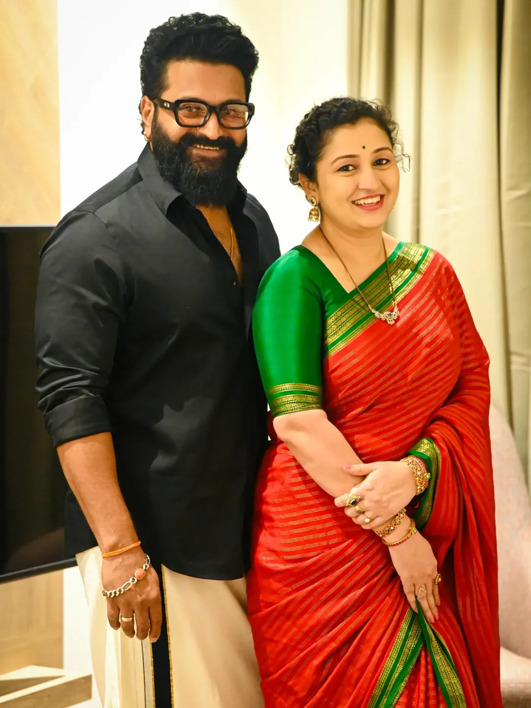 Rishab Shetty’s Anniversary Special: Heartwarming Pictures of the Kantara Actor Romancing His Wife Go Viral