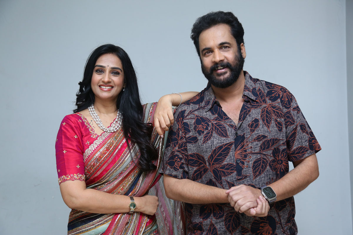 Laya and Sivaji posing at press meet