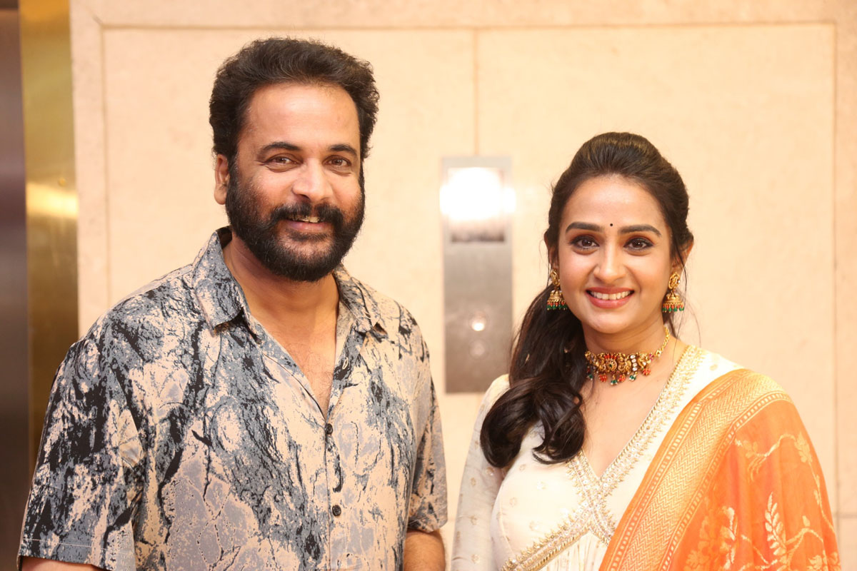 Sivaji and Laya posing at event