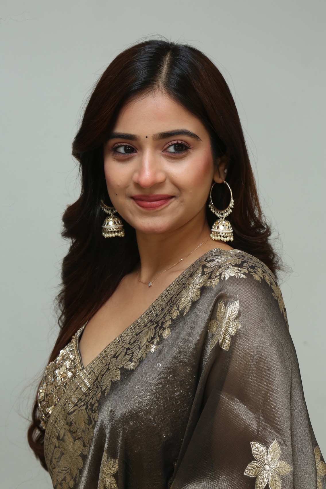 Saylim Chaudhari wearing traditional saree with jewelry