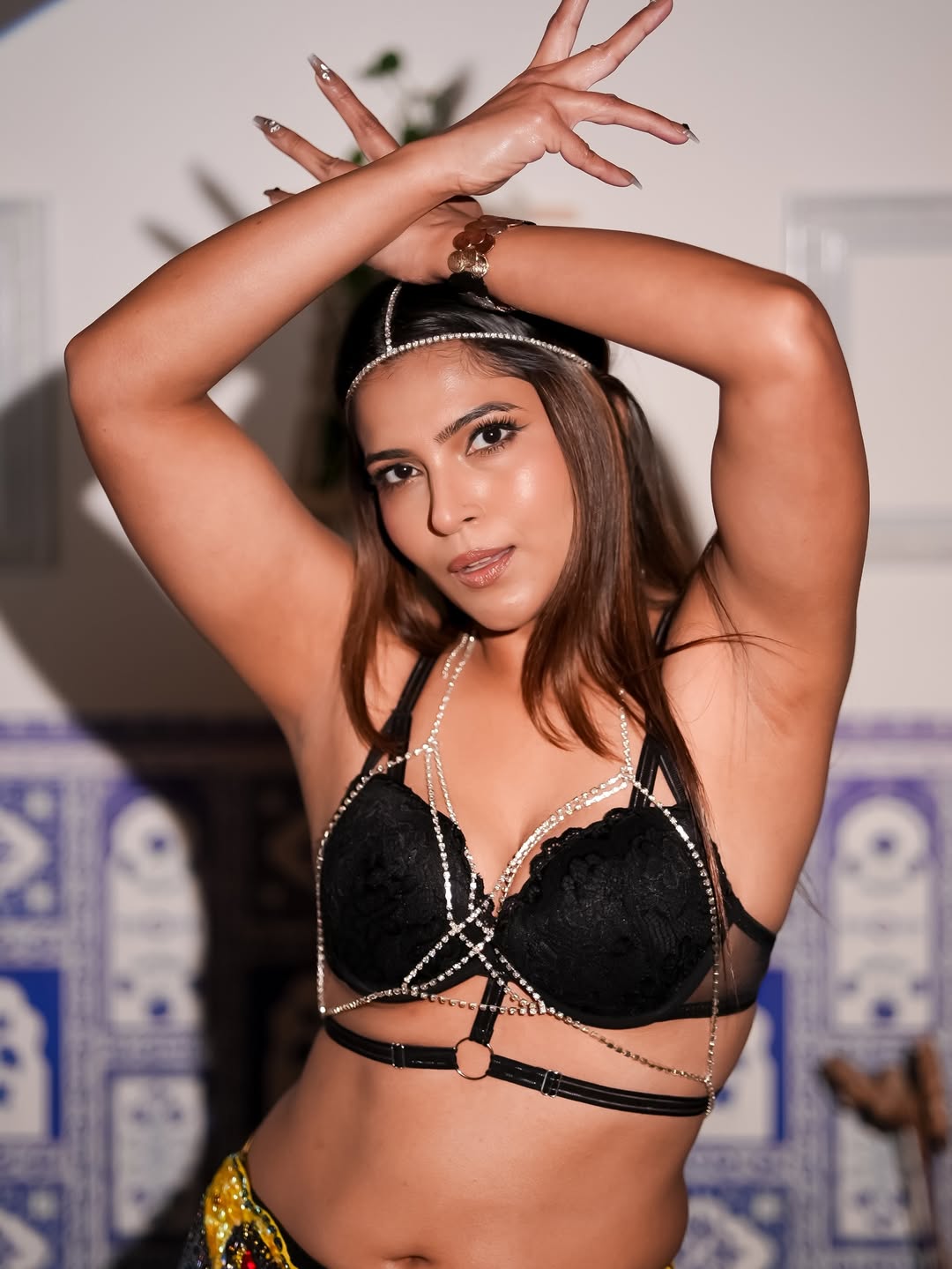 A Look That Instantly Stops the Scroll