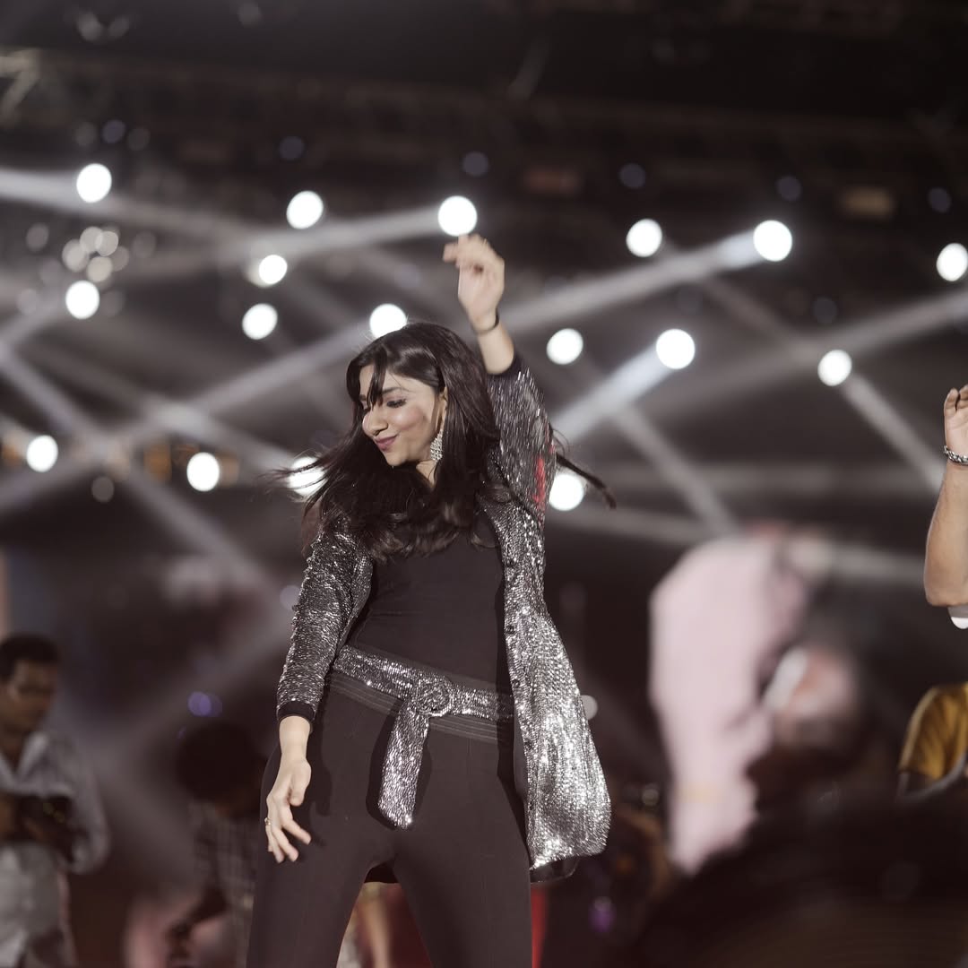 VJ Bhavna Balakrishnan Stylish Dance Photos Which Attracts Fans