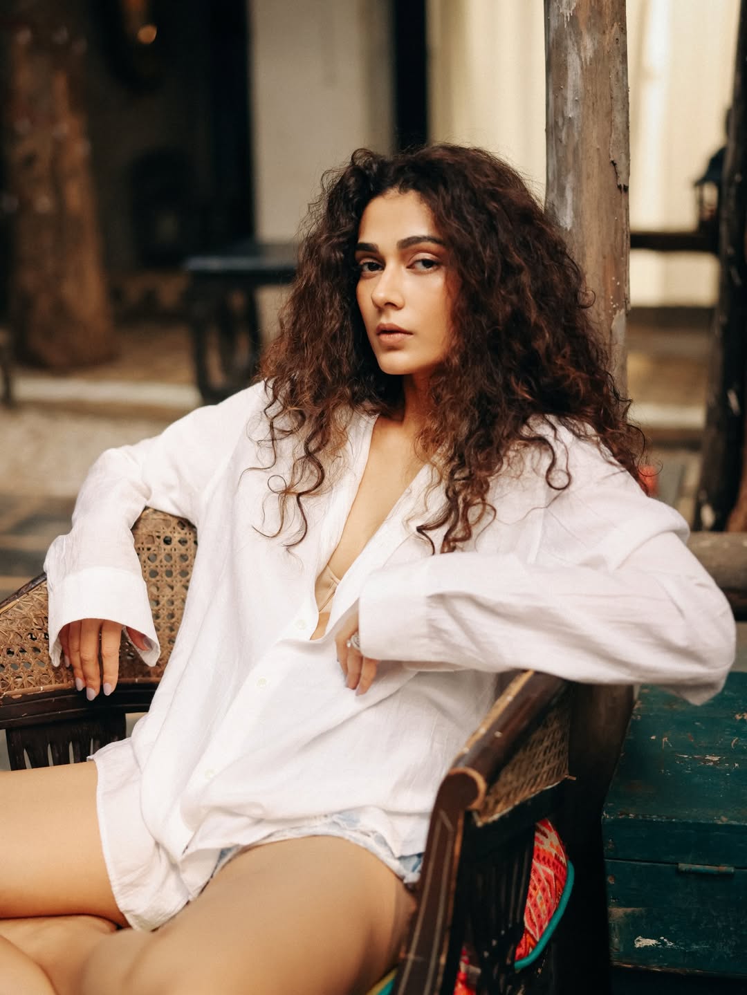 Aakanksha Singh elegant minimalist fashion look with natural beauty