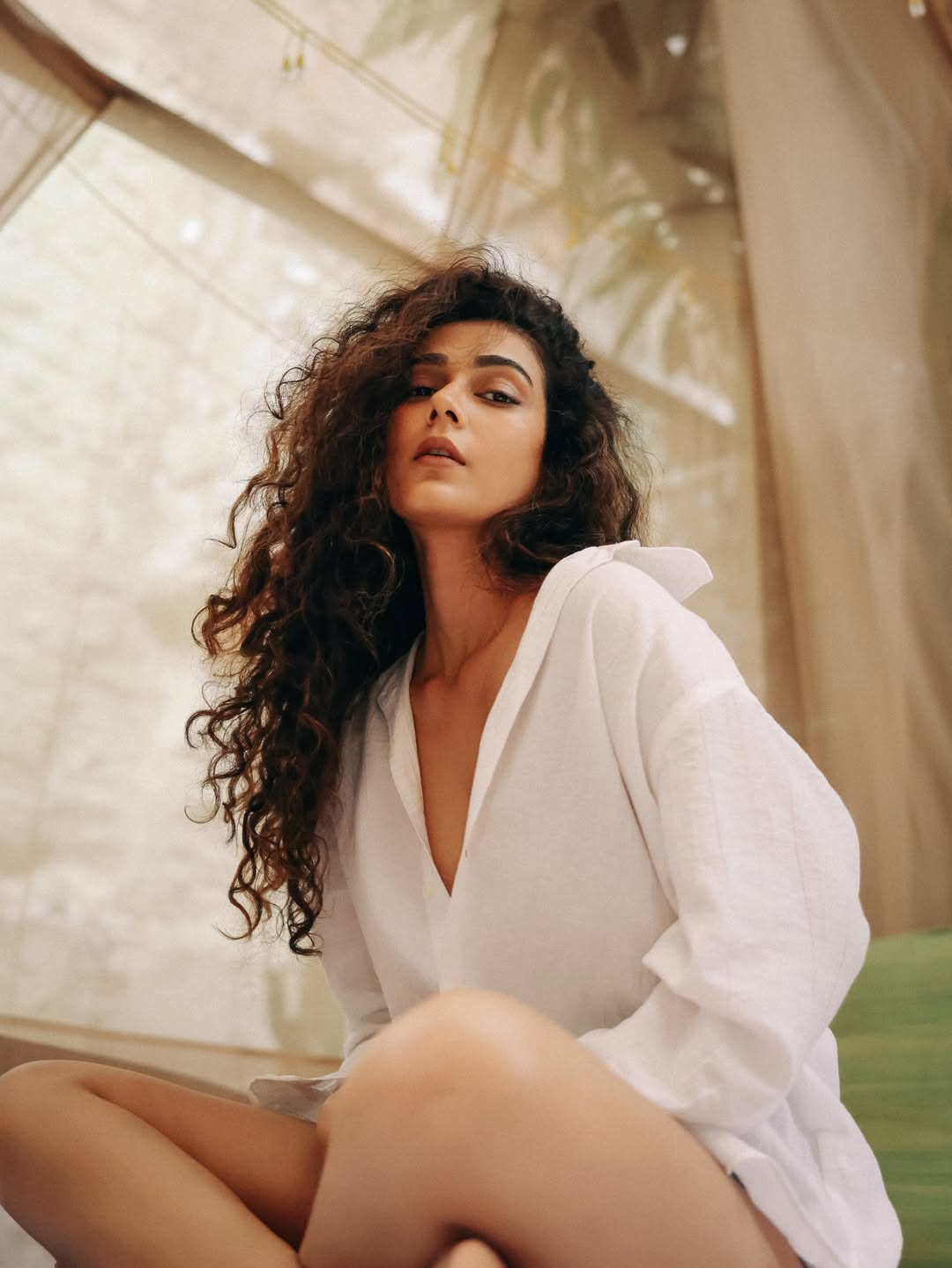 Aakanksha Singh natural beauty graceful modern style