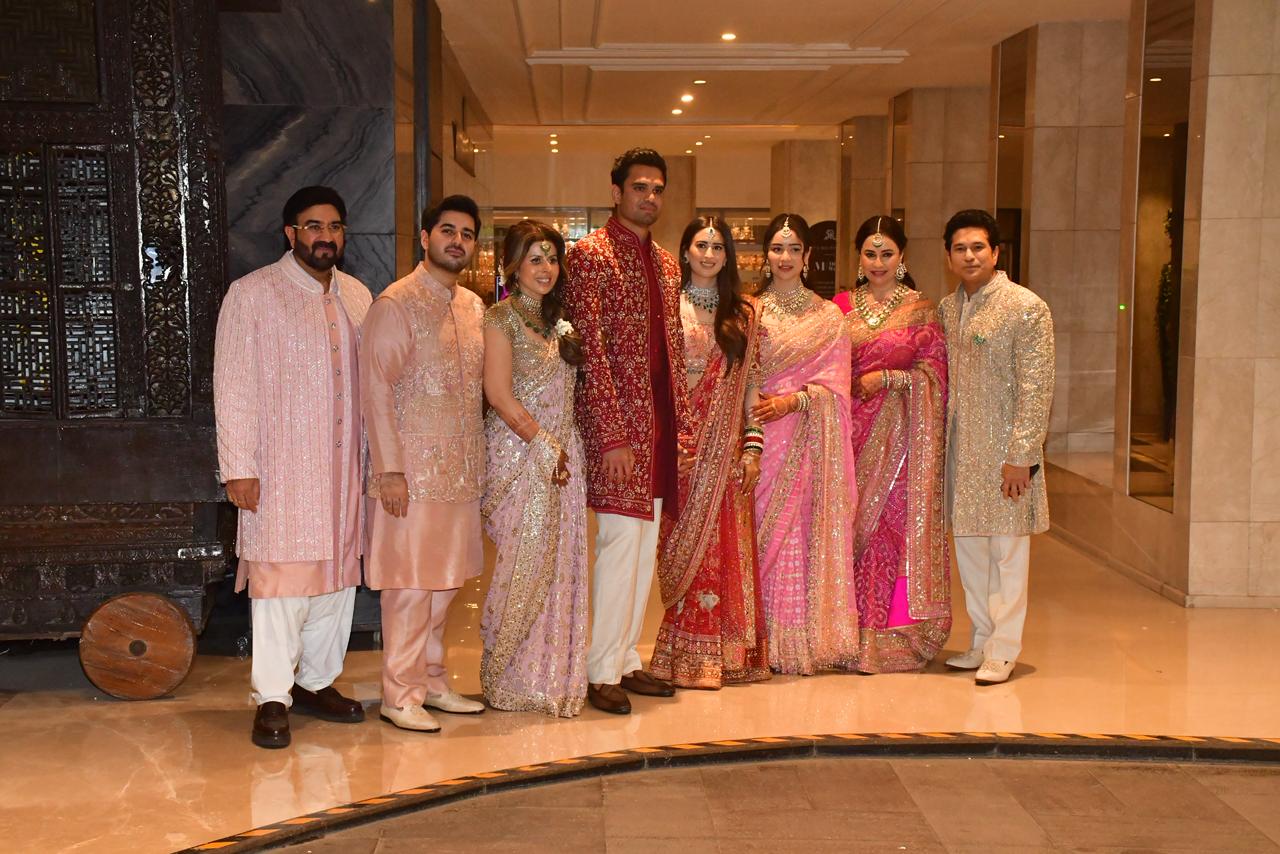 Arjun Tendulkar Saaniya Chandhok with Sachin Tendulkar family wedding photo