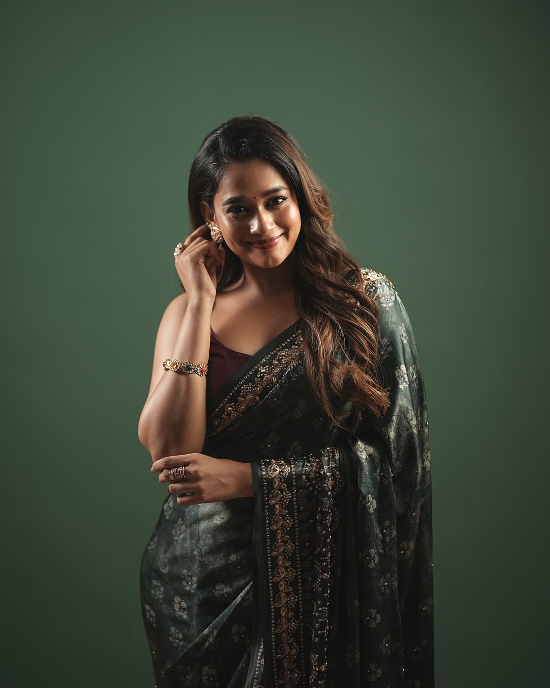 Kaavya Arivumani saree look classy timeless fashion pose