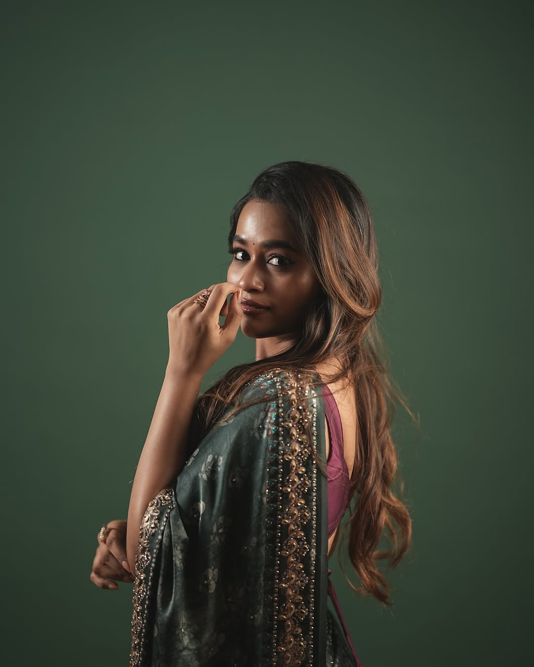 Kaavya Arivumani stylish saree sharp elegant glam look