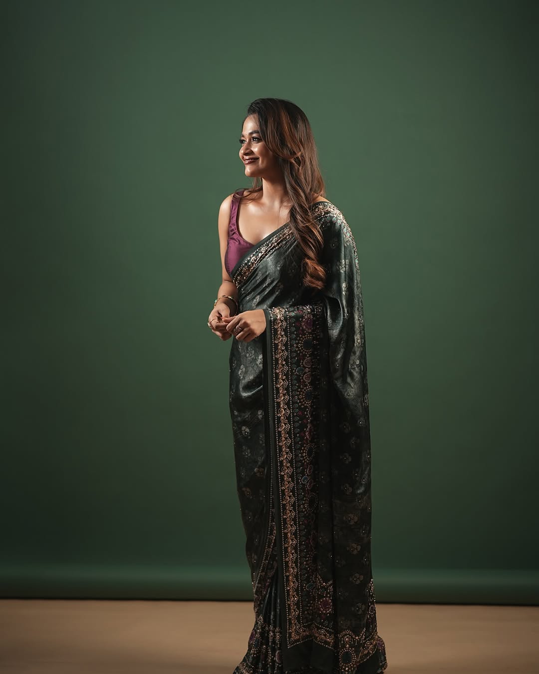 Kaavya Arivumani black silk saree elegant glamorous look