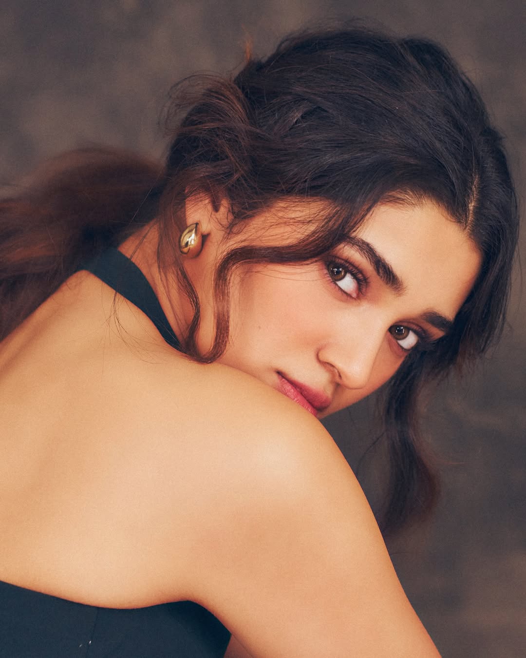 Subtle Glam Makeup and Effortless Hair