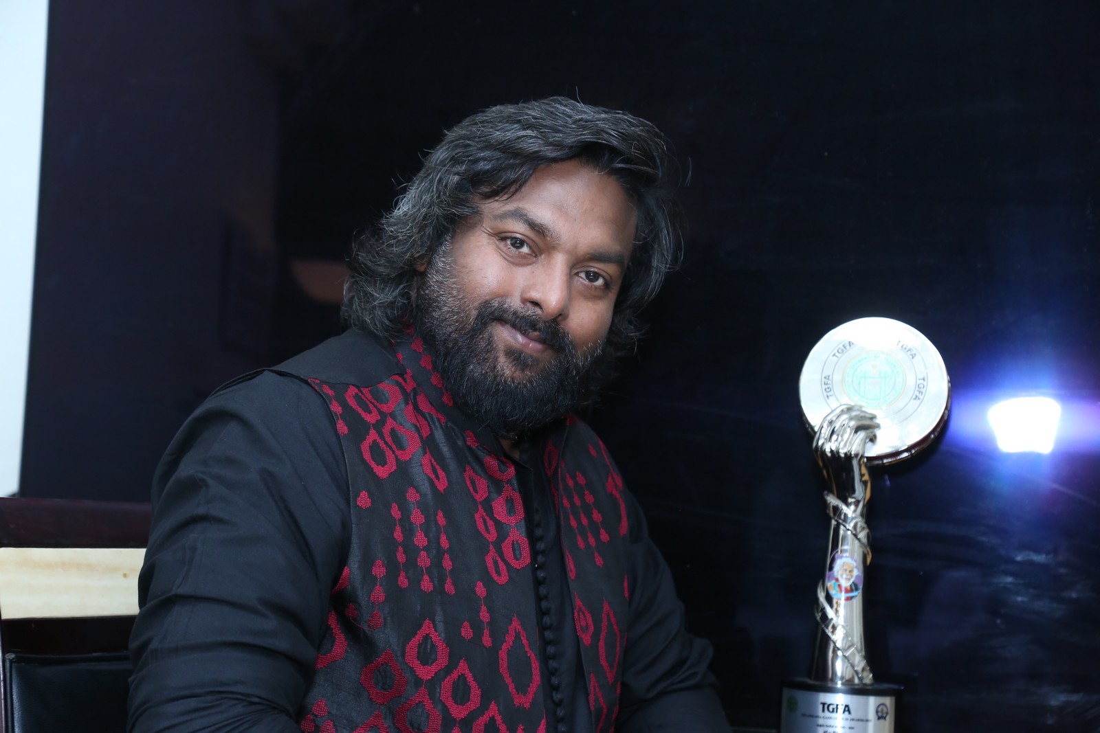 Mark K Robin casual stylish trophy moment